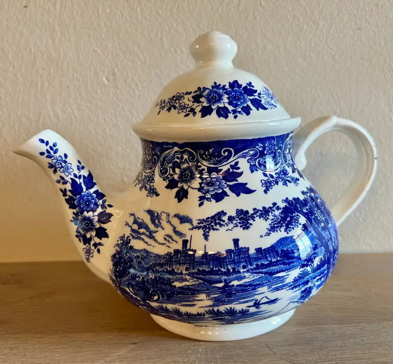 Theepot - Broadhurst Staffordshire - Ironstone - made in England - decor FISHERMAN/THE ENGLISH SCENE uitgevoerd in blauw