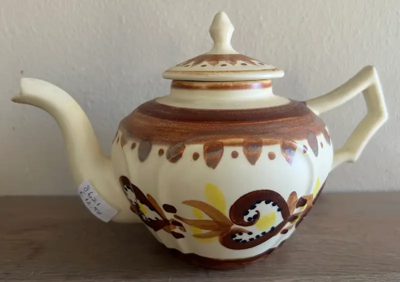 Theepot - klein model - Quimper - decor D307 met een landelijk decor in bruintinten