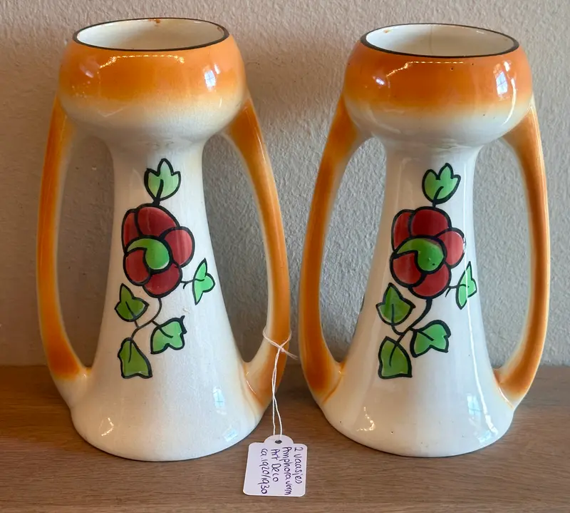 Twee vaasjes - amphoravormig - ongemerkt, alleen nummer 1017 - decor met gestileerde bloemen in donkerrood en paars/oranje