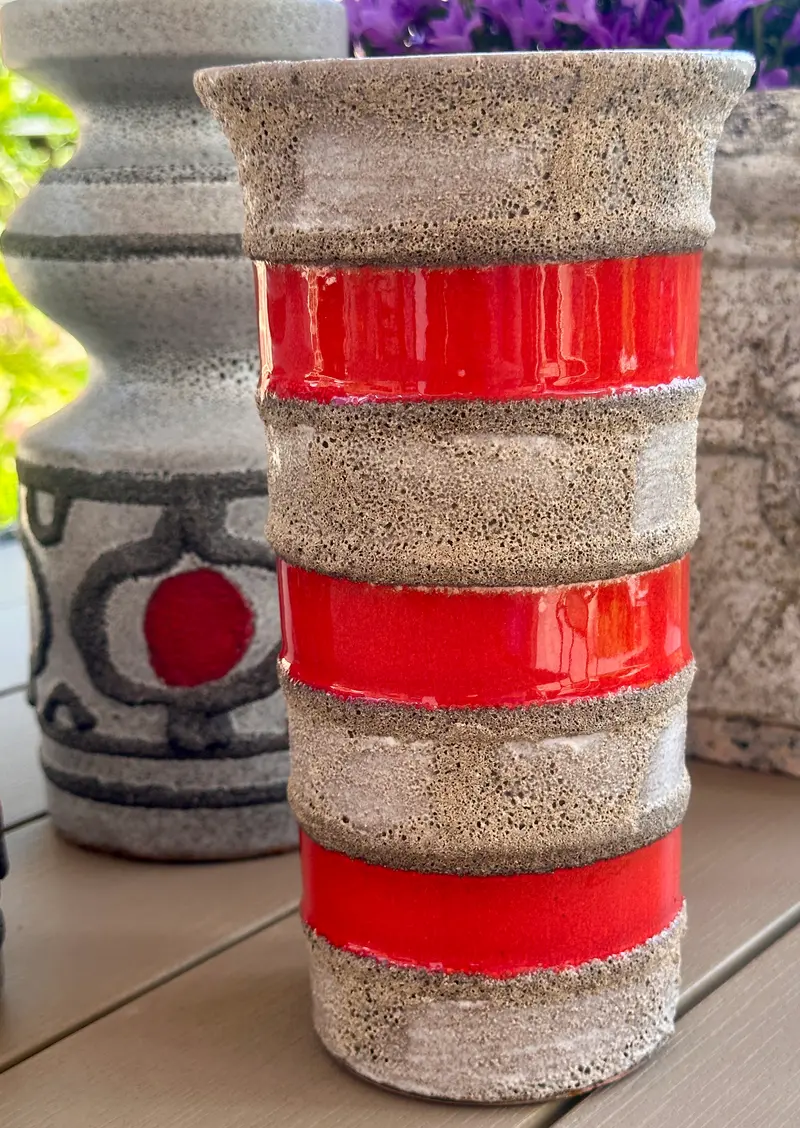Vaas - Strebla Keramik - Made in GDR (Oost-Duitlsland) - uitgevoerd in rood met grijs en donkergrijze binnenzijde - FAT LAVA/VULCANIC LOOK décor