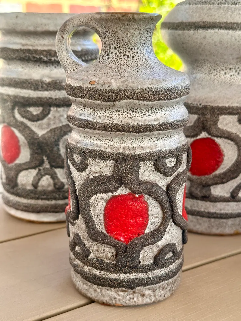 Vaas - VEB Haldensleben - Made in GDR (Oost-Duitlsland) - uitgevoerd in lichtgrijs, donkergrijs met rood FAT LAVA/VULCANIC LOOK décor