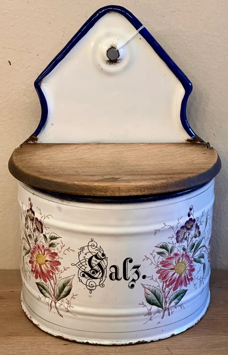 Voorraadpot - uitgevoerd in wit emaille met licht houten deksel en opschrift SALZ (zout) in zwarte letters en gedecoreerd met roze en lila bloemen