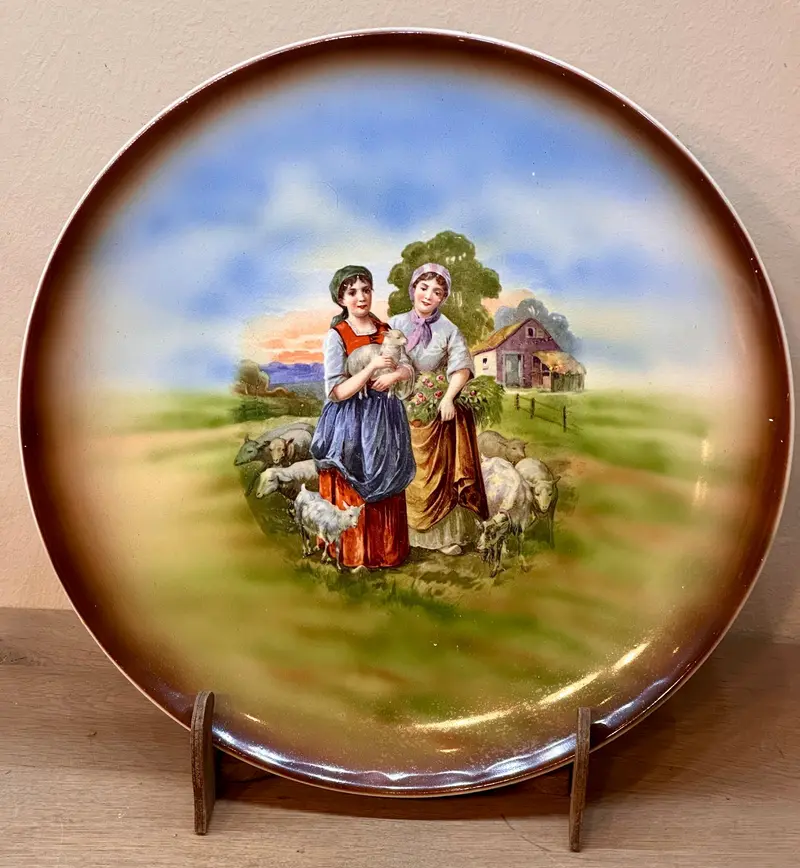 Wandbord / Sierbord - Societe Ceramique Maestricht - décor nr. 1258 (omstreeks 1930?) met 2 boerinnen met geitjes