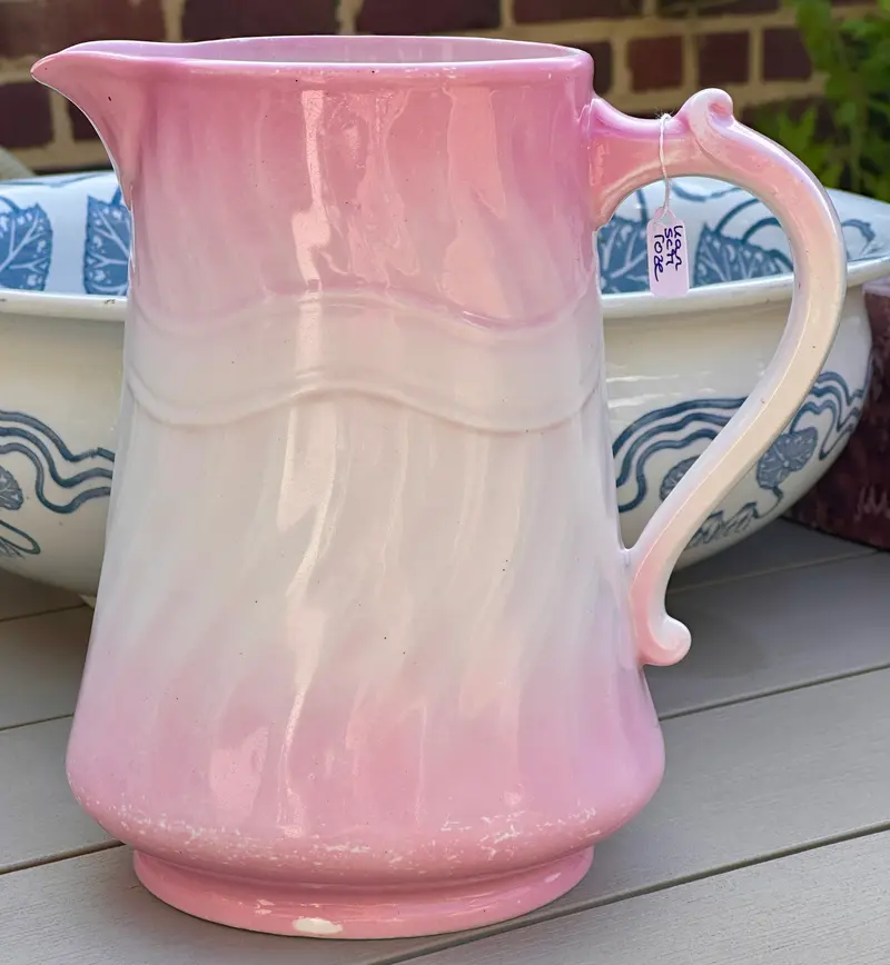 Waterkan / Kan - Societe Ceramique Maestricht &nbsp;- model onbekend, uitgevoerd in van licht naar donker overlopende roze kleur