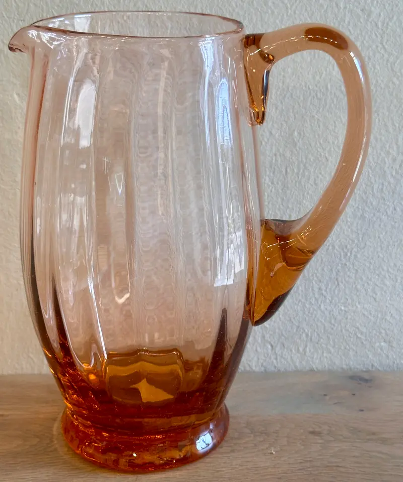 Waterkan / Kan - uitgevoerd in zalmkleurig glas - geribbelde vormgeving