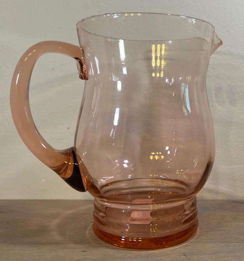 Waterkan / Kan - zalmroze gekleurde glazen kan uit de jaren 1920-1930